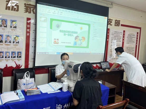 視力檢查現場。華廈渝州眼科醫院供圖