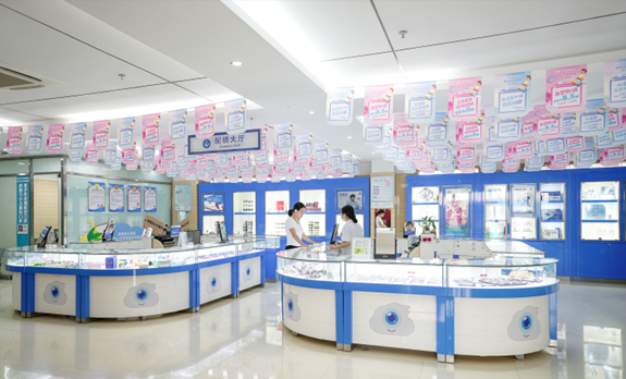 醫院配鏡中心。重慶華廈眼科醫院供圖