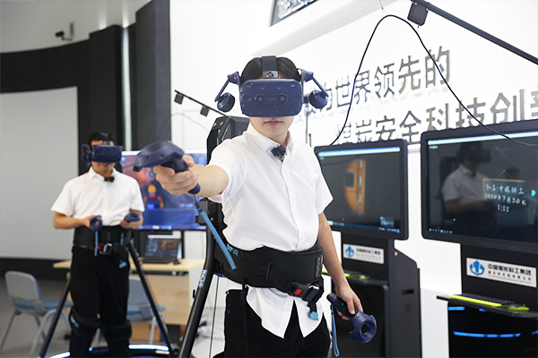 工作人員現場演示礦山救援VR演練與評價系統。向詩佳攝