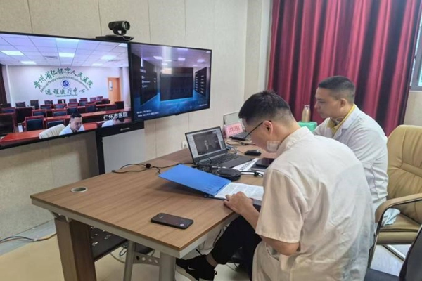 貴州仁懷市人民醫院會診現場。重慶醫科大學附屬第二醫院供圖