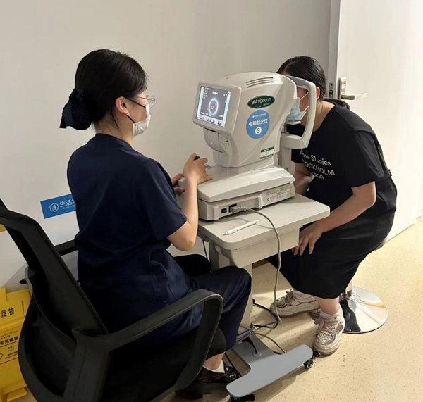 患者進行視力檢查。華廈渝州眼科醫院供圖