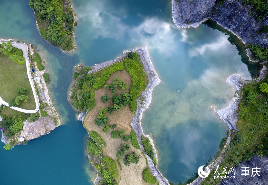 俯覽礦山公園礦坑水體（無人機拍攝）。人民網記者 劉祎攝