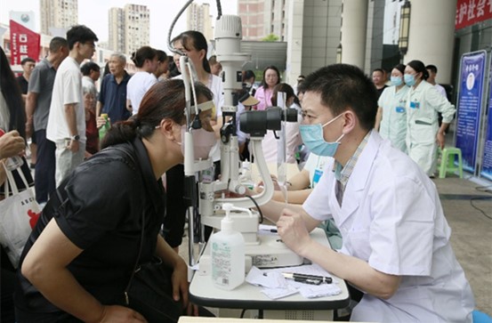 開展眼健康義診活動。重慶愛爾眼科醫院總院供圖