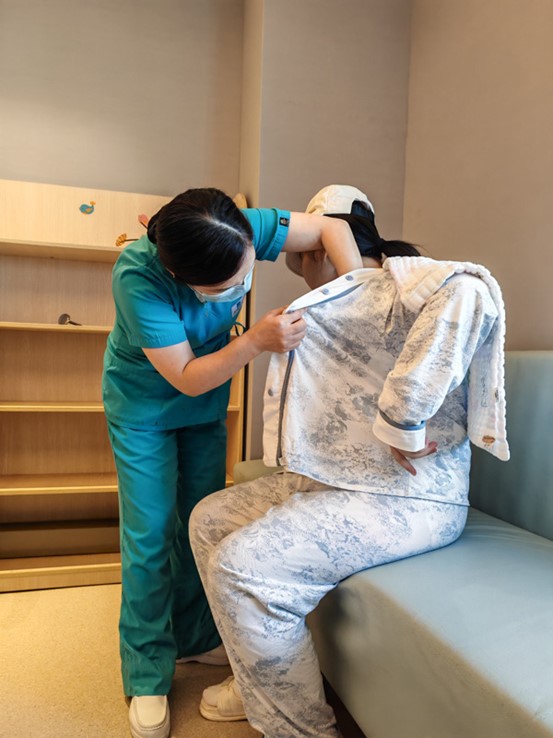 羅莉查看患者。重慶安琪兒婦產醫院供圖