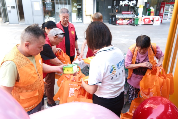 分發物資現場。重慶普瑞眼科醫院供圖
