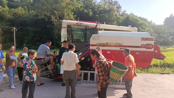 渝北區石船鎮石埡村秋收現場。重慶市供銷合作總社供圖