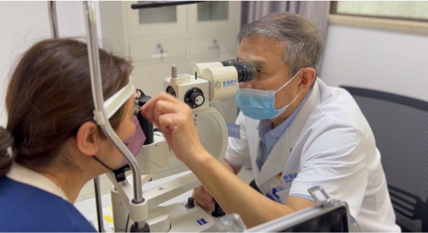 謝漢平為患者檢查眼部情況。重慶普瑞眼科醫院供圖