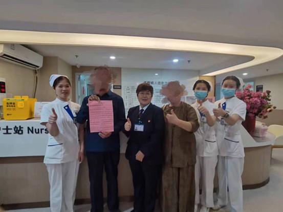 侯先生送感謝信。重慶愛爾眼科醫院總院供圖