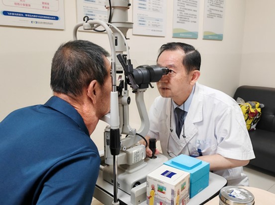 白內障科主任醫師茍甫偉為侯先生做檢查。重慶愛爾眼科醫院總院供圖