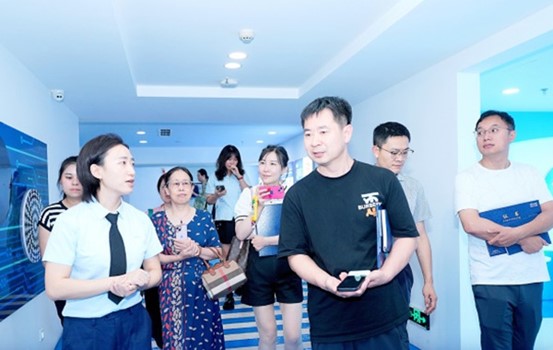 科普基地參觀。重慶愛爾眼科醫院總院供圖