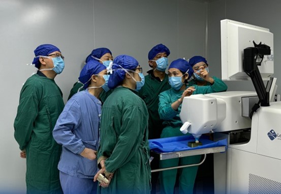 觀摩手術。重慶愛爾眼科醫院總院供圖