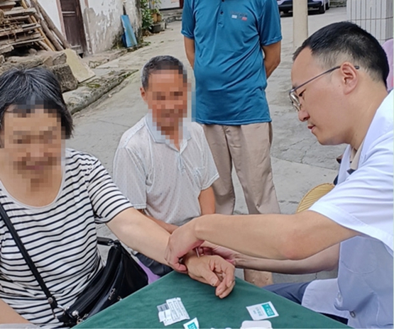 義診現場。重慶毛希剛診所供圖