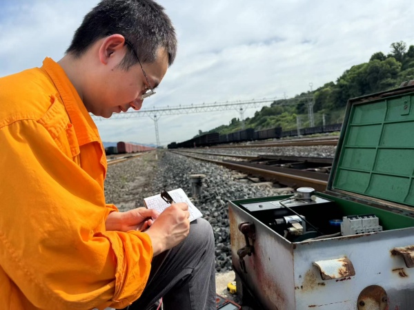 信號工們對信號設備進行檢修養護。重慶電務段供圖
