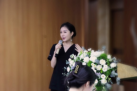 朱芯開展課題講座。重慶軍美醫療美容醫院供圖