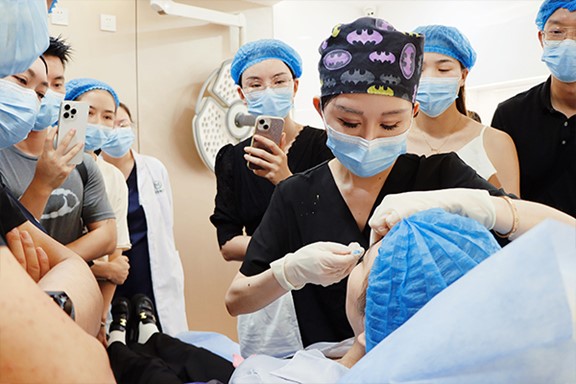 朱芯實操現場。重慶軍美醫療美容醫院供圖