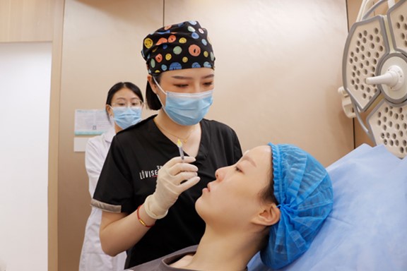 文琛實操現場。重慶軍美醫療美容醫院供圖