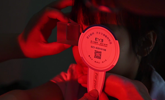 護士為小佳檢查視力情況。重慶南坪愛爾眼科醫院供圖