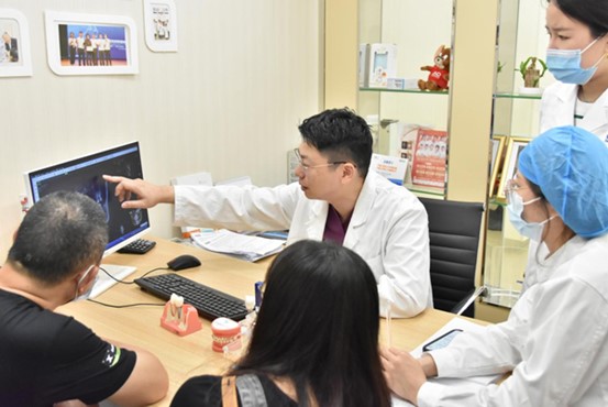 醫生看診。泰康拜博口腔供圖