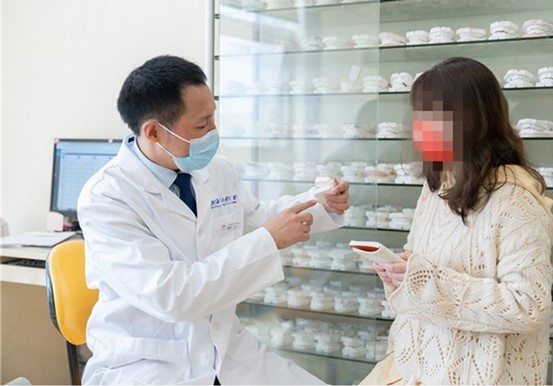 院長為患者作介紹。泰康拜博口腔供圖