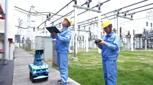 運維人員在巡視和測溫中。國網重慶超高壓公司供圖