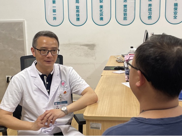 陳黎明正在與患者溝通。重慶市精神衛生中心供圖