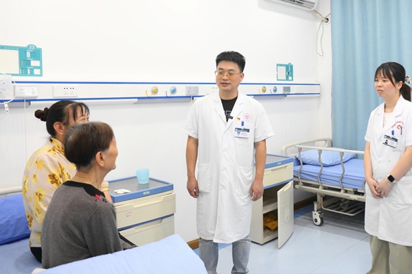 趙新民與患者交談。重慶市精神衛生中心供圖