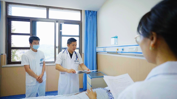 羅興剛正在查房。重慶市精神衛生中心供圖