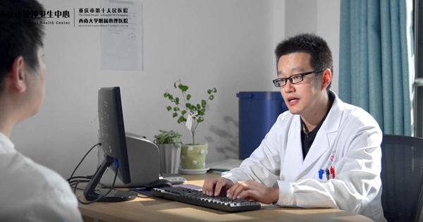 文晏正在問診中。重慶市精神衛生中心供圖