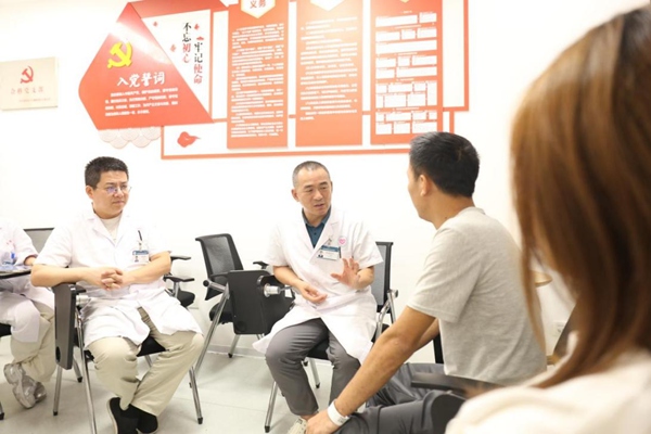 張代江指導年輕醫生與患者溝通。重慶市精神衛生中心供圖