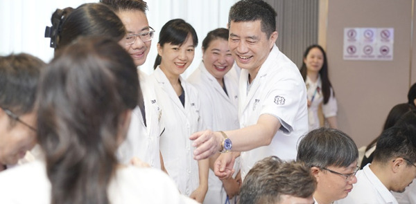 重慶華美醫師們收到節日祝福和禮物。重慶華美整形外科醫院供圖