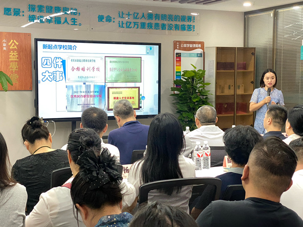 重慶市新起點職業培訓學校校長、“眼康人才實訓基地”副主任龔小琴發言。重報大數據研究院供圖