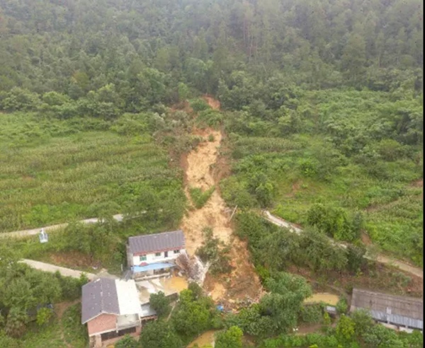 新房子滑坡全貌。重慶市規劃和自然資源局供圖