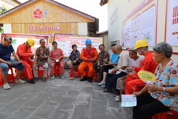 雙方工作人員解答村民關心的電力相關問題。國網重慶永川供電公司供圖