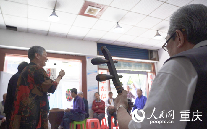 舞臺下方，琴師忘情地演奏配樂。