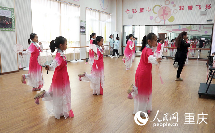 兩江云頂小學地川劇社團延時課堂上，前北碚川劇團演員周潔指導學生川劇。