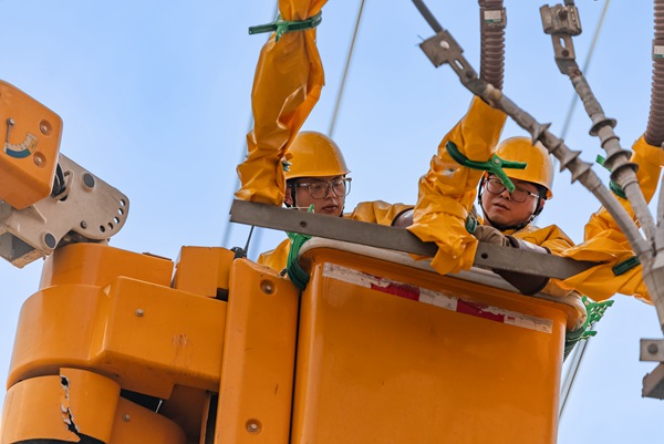 工作人員身著絕緣服開展不停電作業。國網重慶永川供電公司供圖