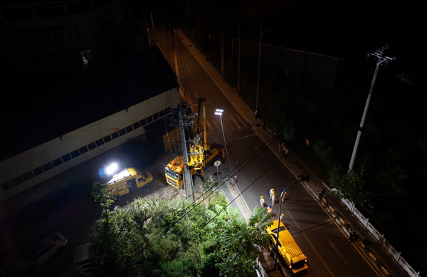 連夜開展不停電作業。國網重慶永川供電公司供圖