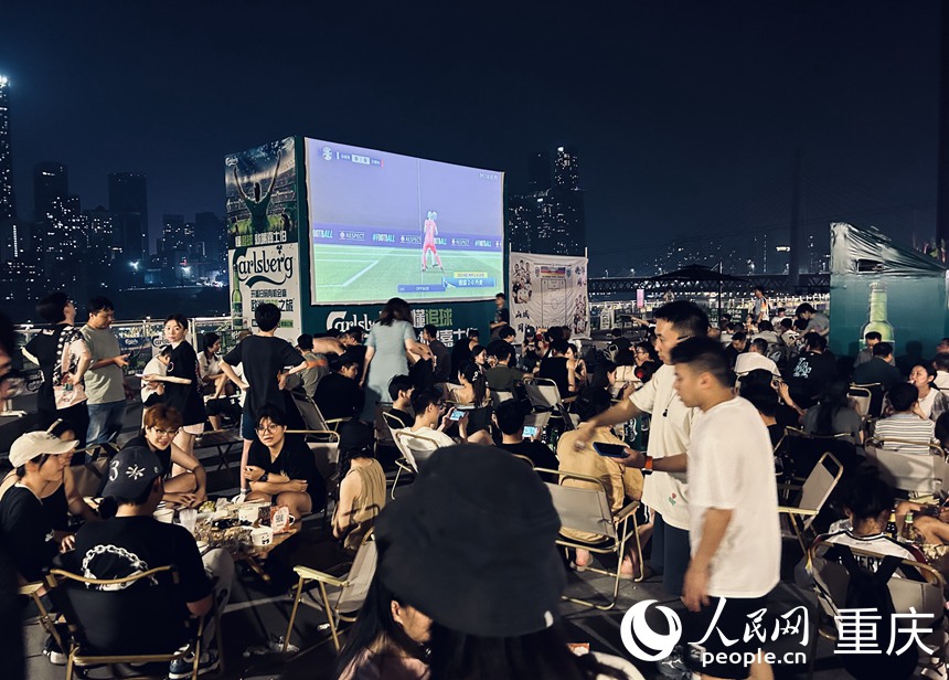 漫·煙火戶外餐吧座無虛席。人民網記者 劉祎攝