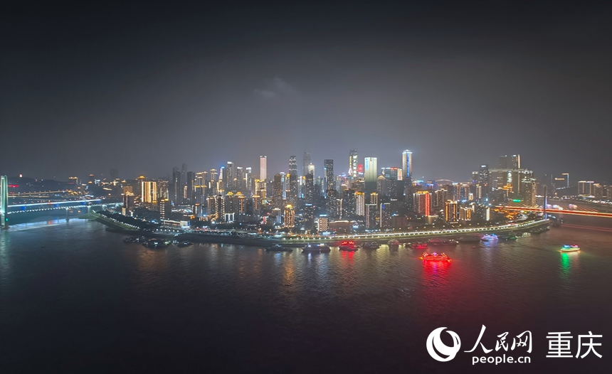 在“城上天幕·樂游觀光塔”看重慶夜景。人民網記者 胡虹攝