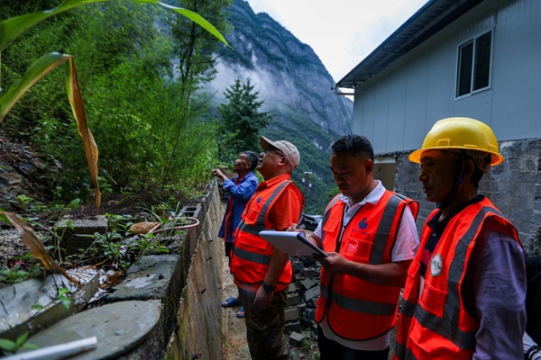 《巡查防災護平安》。7月5日，巫溪縣蘭英鄉，地災駐守單位重慶一三六地質隊隊員正在檢查去年受災點居民家中防災措施。尹詩語攝