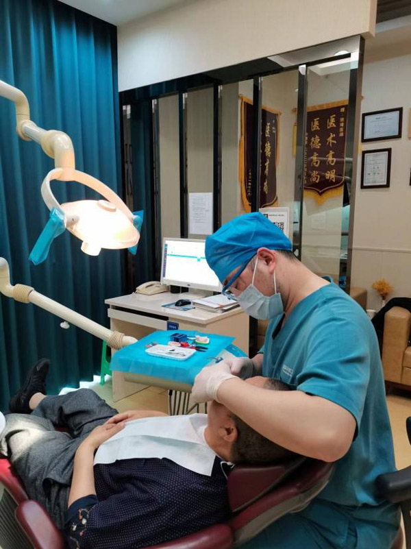 醫生為患者檢查。泰康拜博口腔供圖
