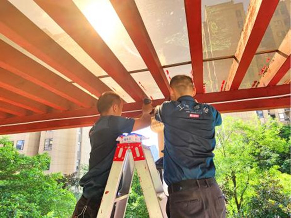 中海物業人正在修理設施。中海物業供圖