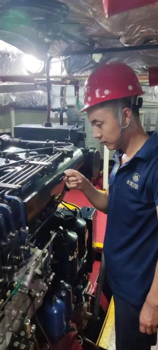 輪機部工作人員在開航前檢查主機膨脹水箱水位、主機潤滑油油位。重慶長航供圖。