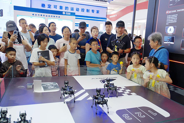 市民駐足觀看哮天SPARKY機器狗表演。恒之未來供圖