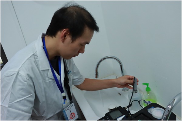 市水投集團渝水股份高新區分公司檢驗員在大學城開展水質檢測。羅會攝