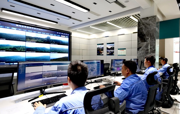 國網重慶超高壓公司員工運用輸電全景監控平臺實時監控輸電通道山火隱患。李濤攝