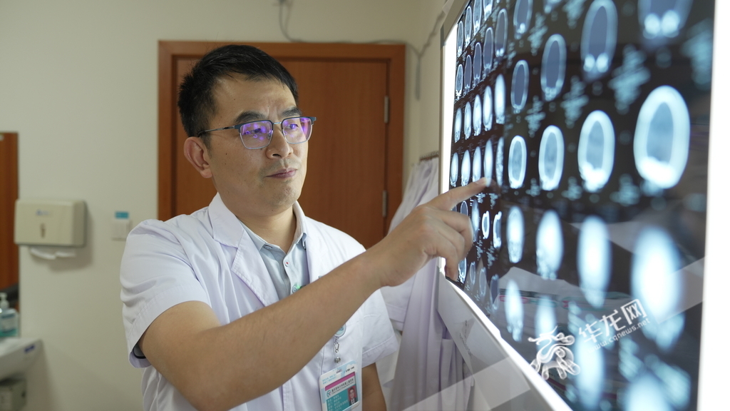 李祿生正在講解患兒情況。華龍網記者 劉釗 攝