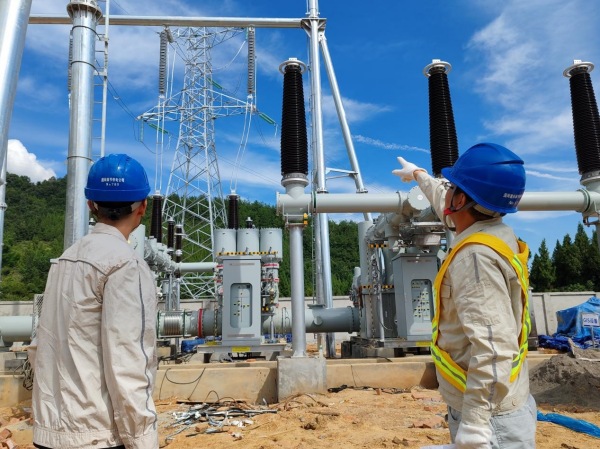 國網奉節供電公司員工在220千伏泉坪變電站開展并網投運前現場檢查工作。伍揚攝