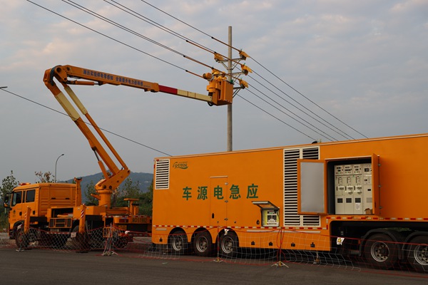 雙方協同開展不停電作業現場。國網重慶永川供電公司供圖