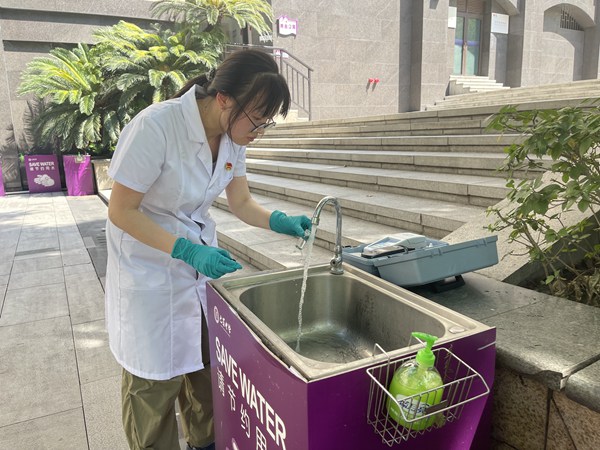 重慶水務集團市自來水公司渝中區水廠工作人員檢測校內集中用水點水質。重慶水務集團供圖